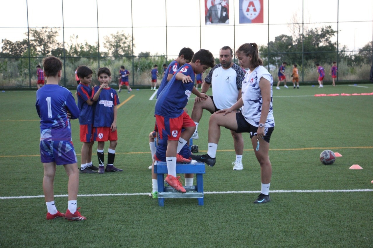 Gelişim Ligi’ne U14 ve U15 de katılacak olan Altınyıldız çalışmalara hız verdi 4 gelisim ligine u14 ve u15 de katilacak olan altinyildiz calismalara hiz verdi 0 Fypa676C