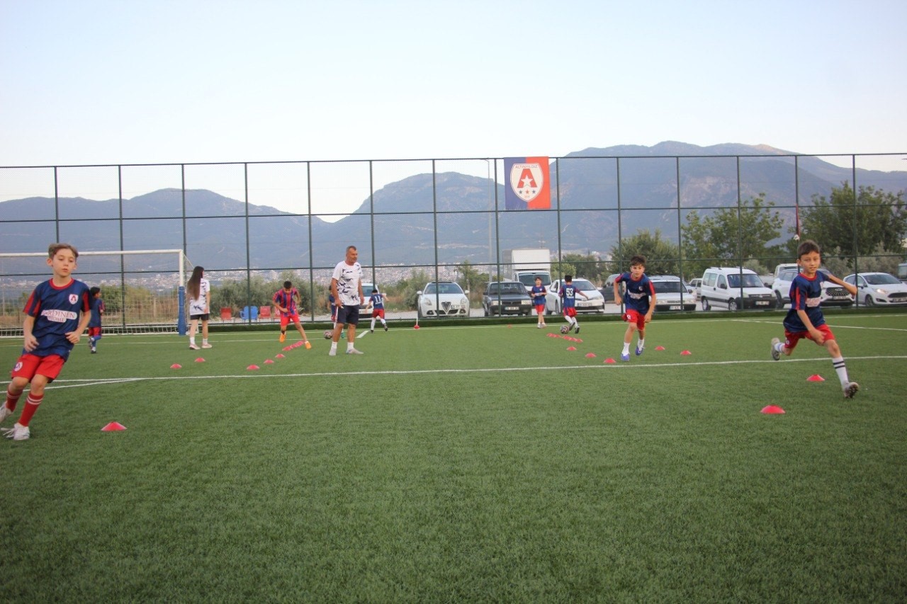 Gelişim Ligi’ne U14 ve U15 de katılacak olan Altınyıldız çalışmalara hız verdi 8 gelisim ligine u14 ve u15 de katilacak olan altinyildiz calismalara hiz verdi 4 PezHaWtX