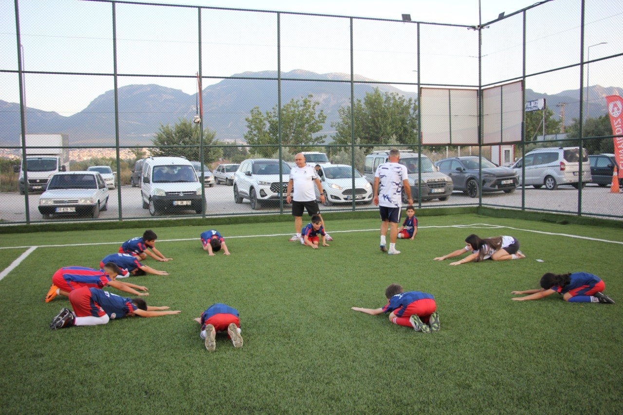 Gelişim Ligi’ne U14 ve U15 de katılacak olan Altınyıldız çalışmalara hız verdi 9 gelisim ligine u14 ve u15 de katilacak olan altinyildiz calismalara hiz verdi 5 zz3V32tv