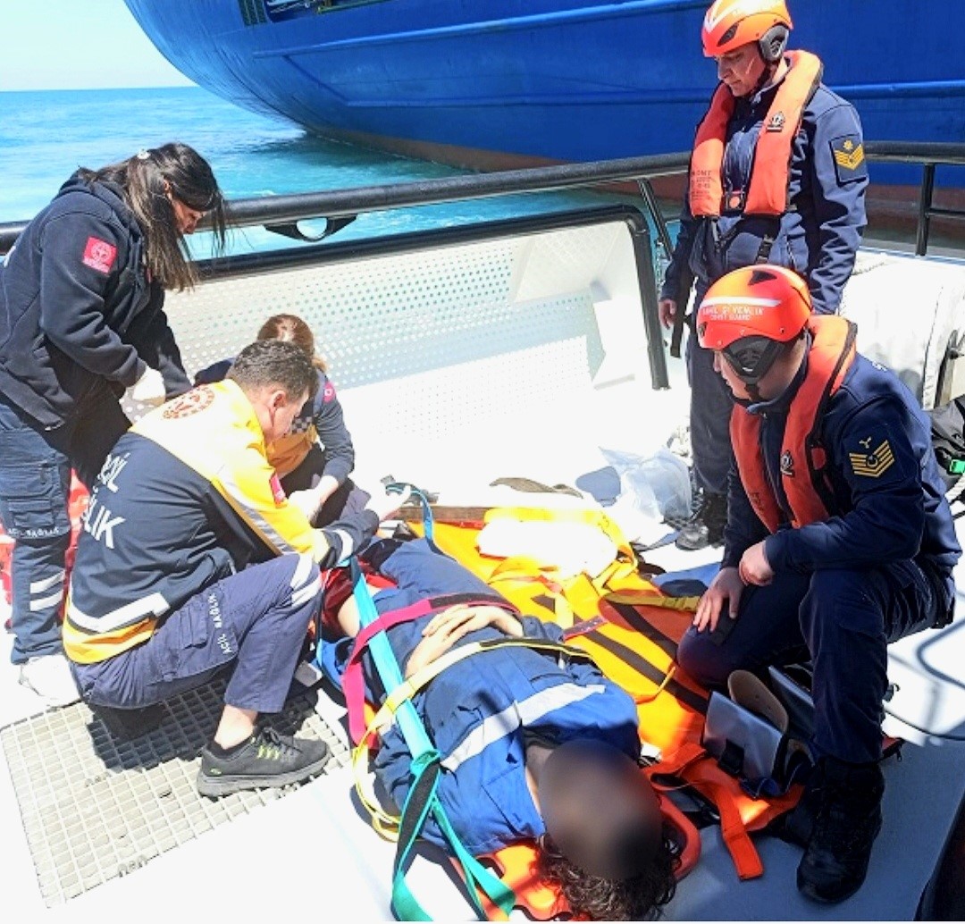 gemide yaralanan personelih yardimina sahil guvenlik yetisti 0 7lIe2u69