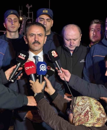 gemiden-tahliye-edilen-25-personel-tedbiren-hastaneye-goturuldu-sCCCByHK.jpg