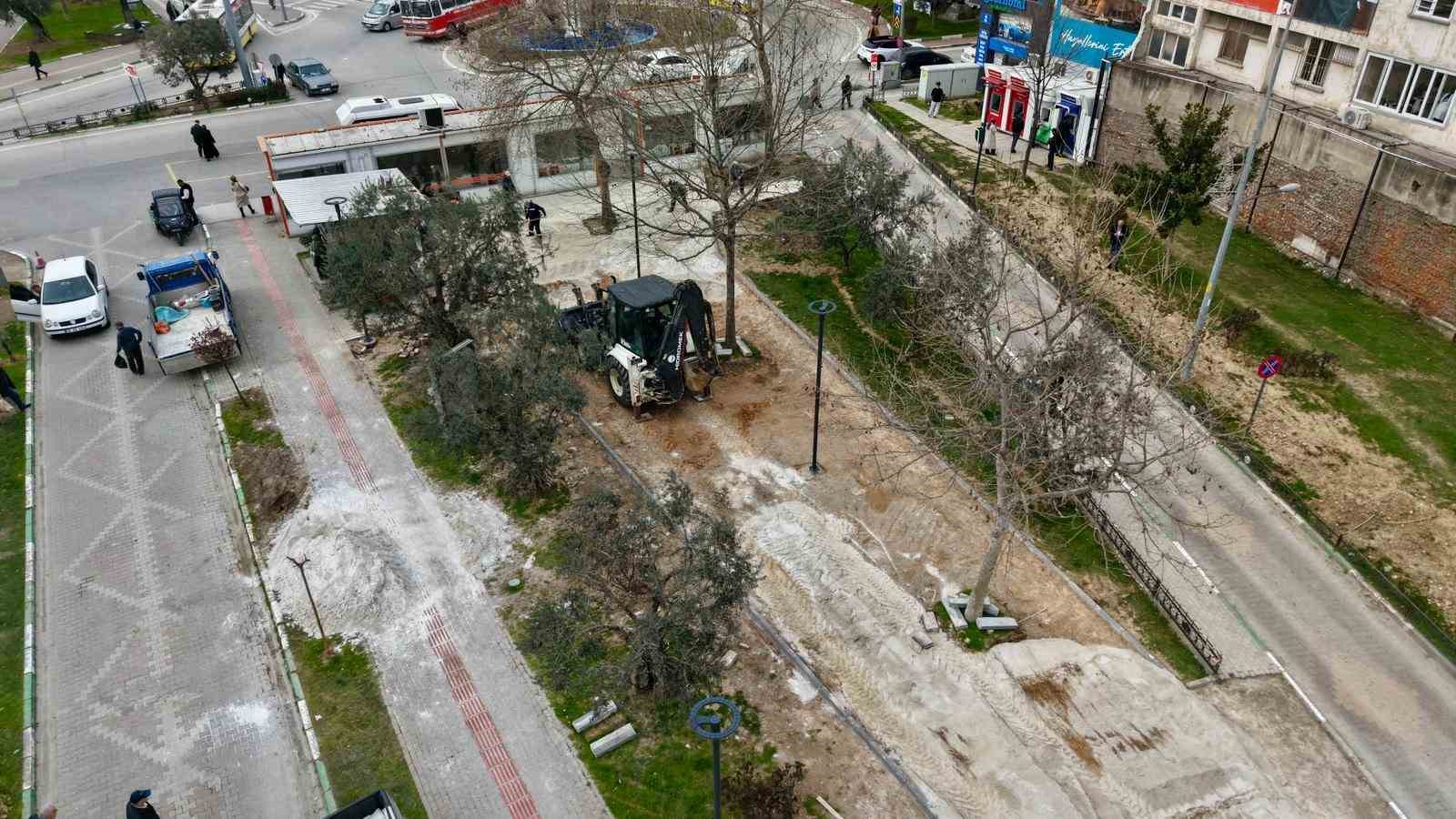 Gemlik Belediyesi’nden çarşı meydanında düzenleme çalışması 9 gemlik belediyesinden carsi meydaninda duzenleme calismasi 5 l3L67jby