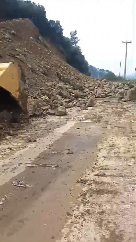 gemlik mudanya yolu heyelan sebebiyle kapandi 1 SIV1Tw48