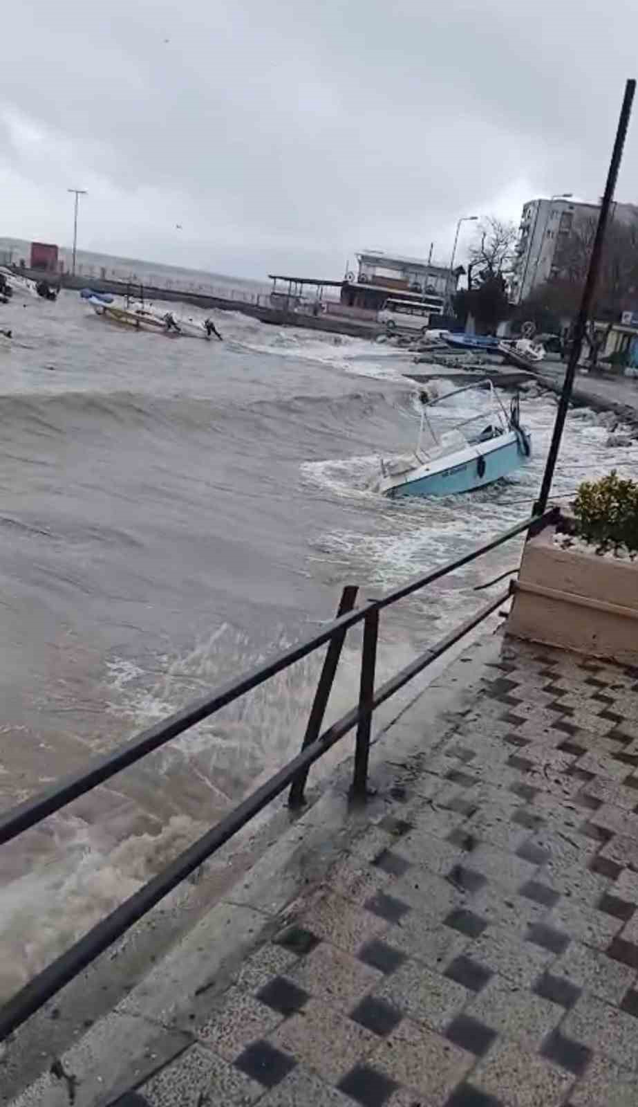gemlik ve kumlayi lodos vurdu cok sayida tekne batti 4 NbibWlaI