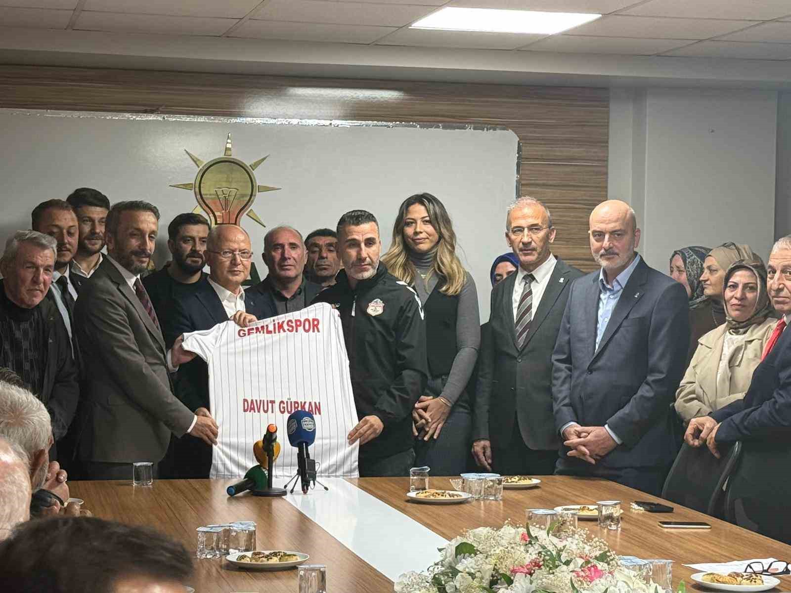 gemlikte ak partiye 800 yeni uye katildi 2 kwwQJITS