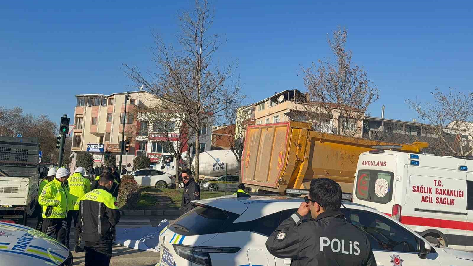 gemlikte bisiklet surucusu kamyonun altinda kalarak hayatini kaybetti 0 8zbuUZ3L
