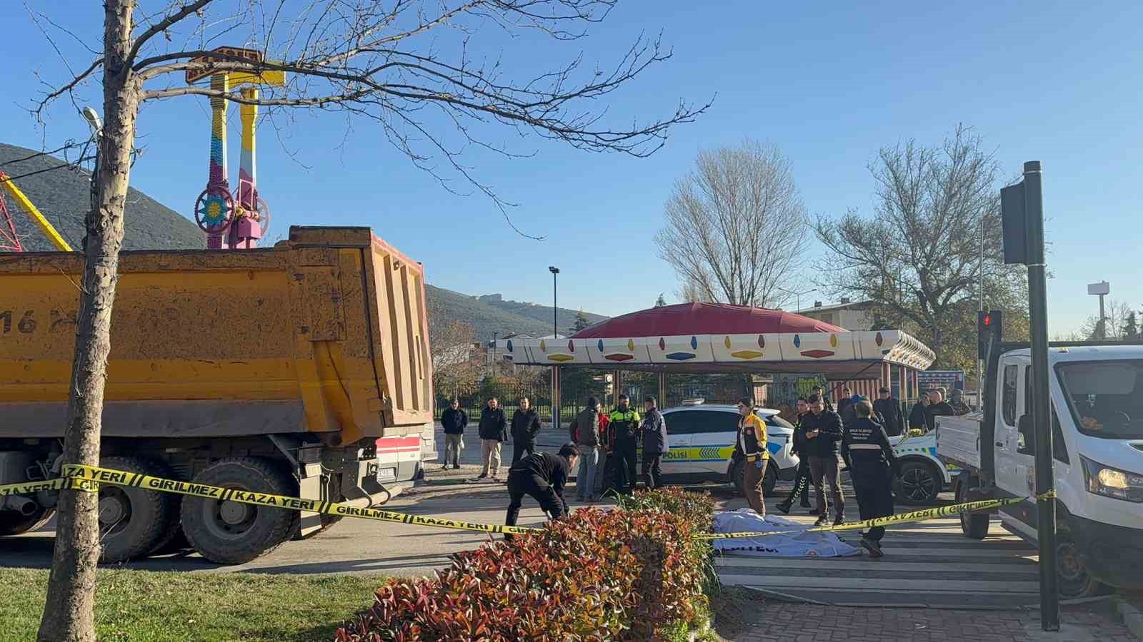 gemlikte bisiklet surucusu kamyonun altinda kalarak hayatini kaybetti 1