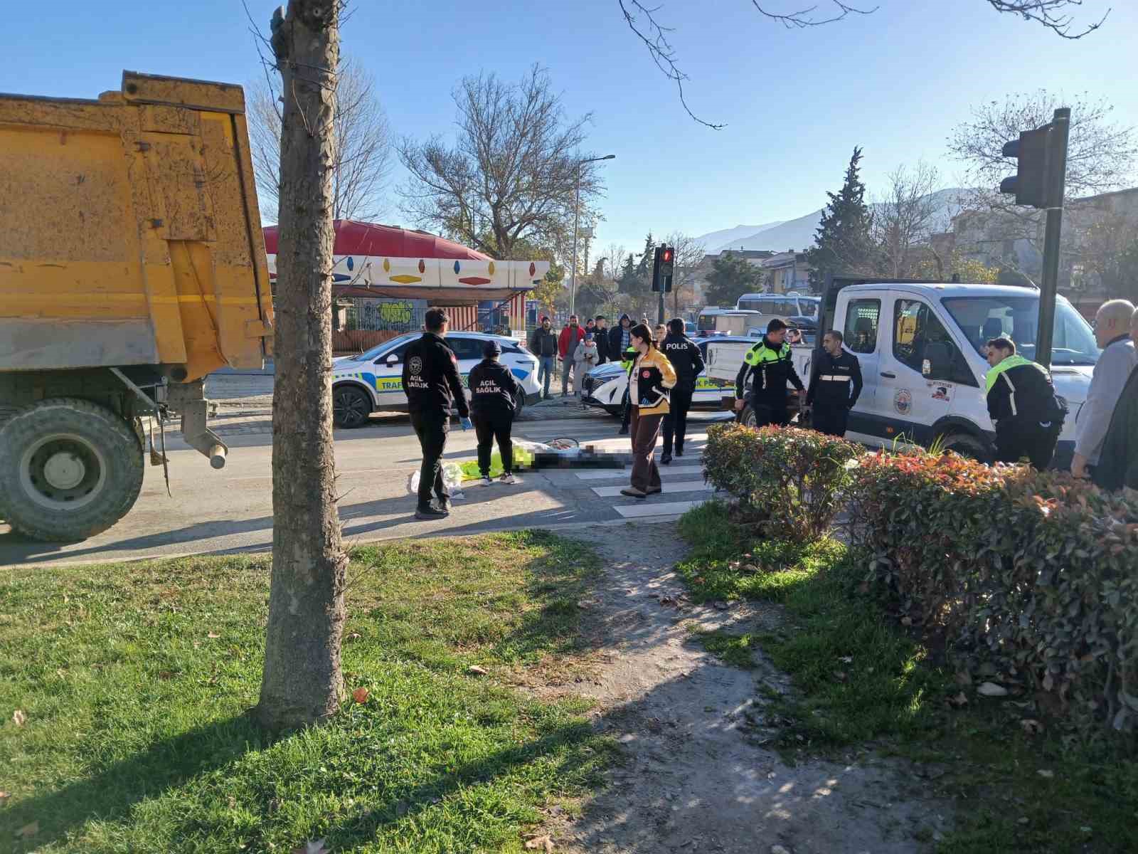 gemlikte bisiklet surucusu kamyonun altinda kalarak hayatini kaybetti 2