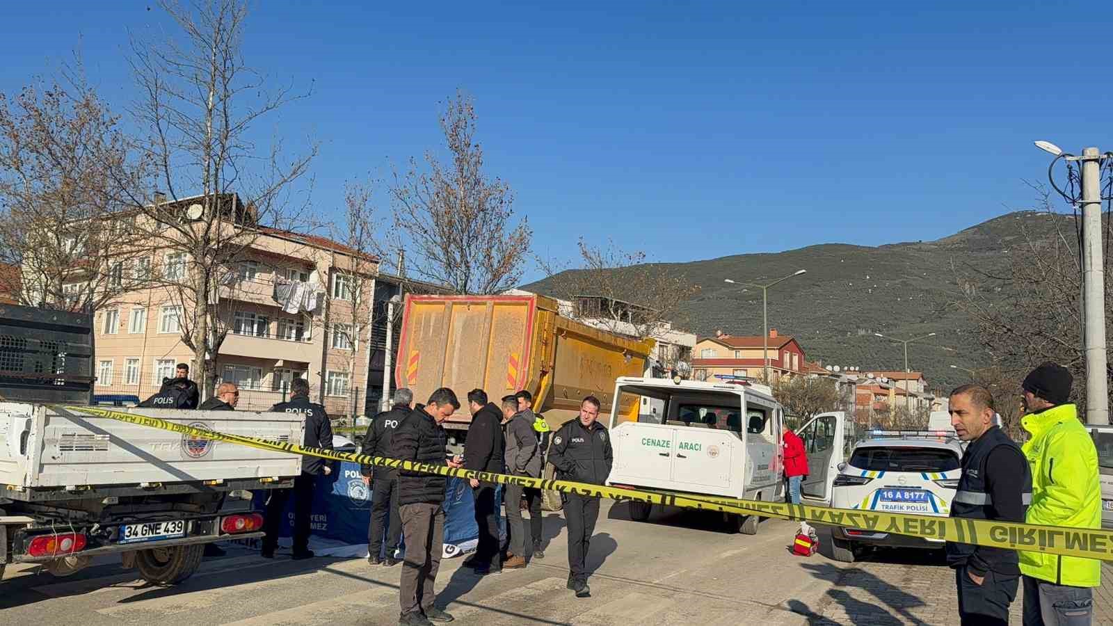 gemlikte bisiklet surucusu kamyonun altinda kalarak hayatini kaybetti 3 vjnznreE