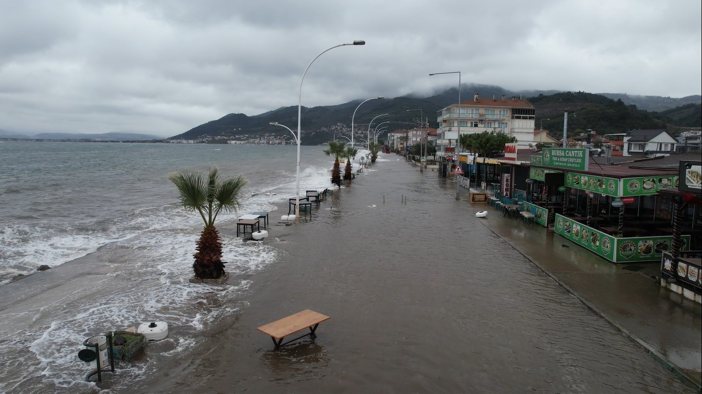 gemlikte deniz tasti sahil yolu sular altinda kaldio anlar havadan goruntulendi 0 CXaThrZM