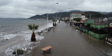 gemlikte-deniz-tasti-sahil-yolu-sular-altinda-kaldio-anlar-havadan-goruntulendi-EtxYZ24Z.jpg
