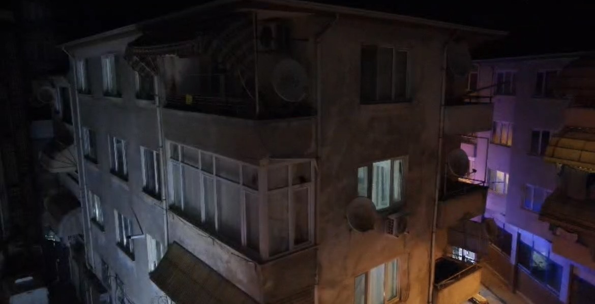 gemlikte hasarli apartman tahliye edildi sokak trafige kapatildi 1 ZMZbGkZj