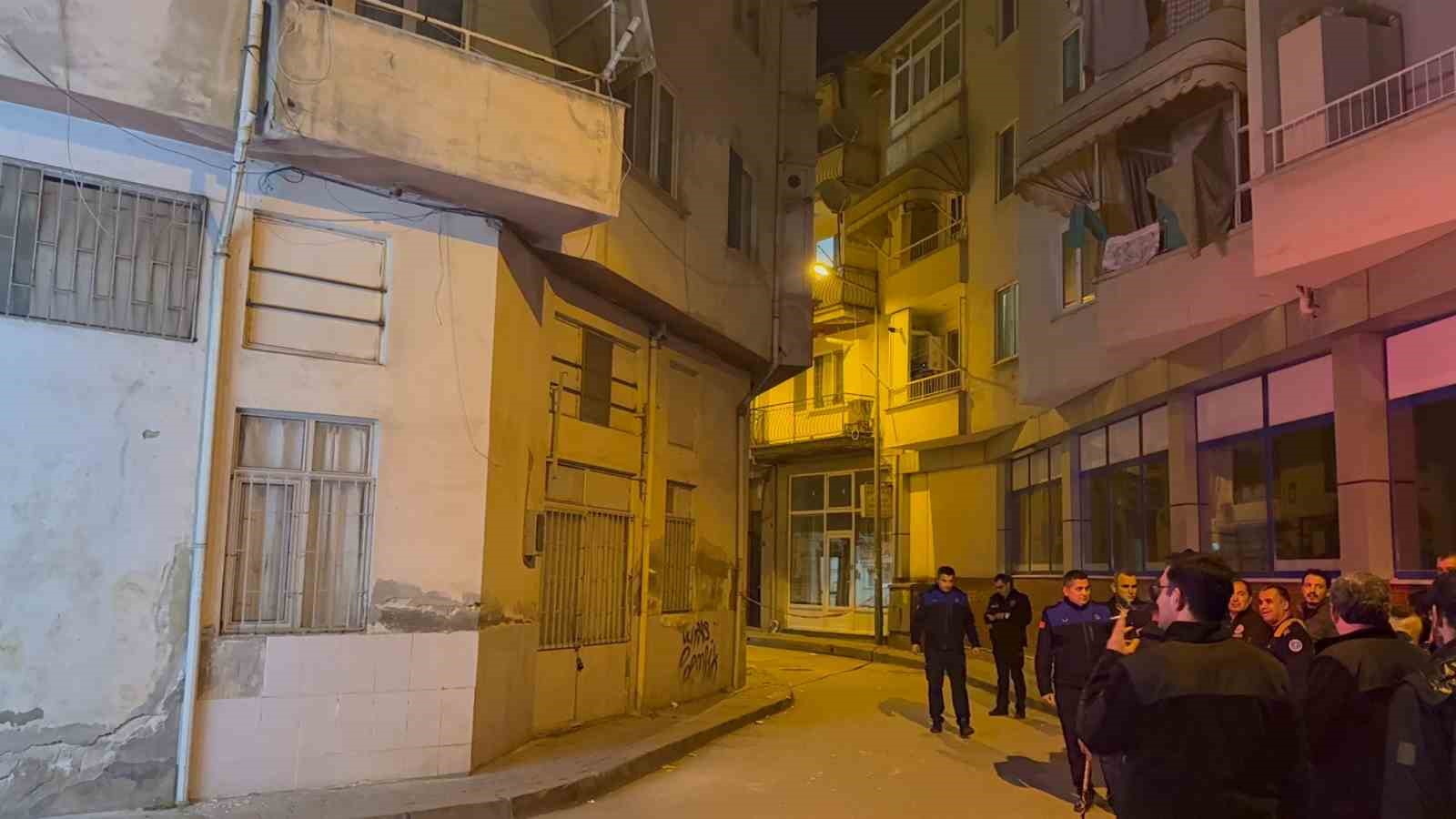 gemlikte hasarli apartman tahliye edildi sokak trafige kapatildi 4 U5MfrkWJ