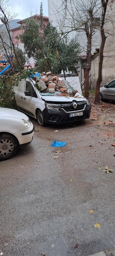 gemlikte siddetli lodos sebebiyle catilar bir bir uctu 1 EViLV3n9