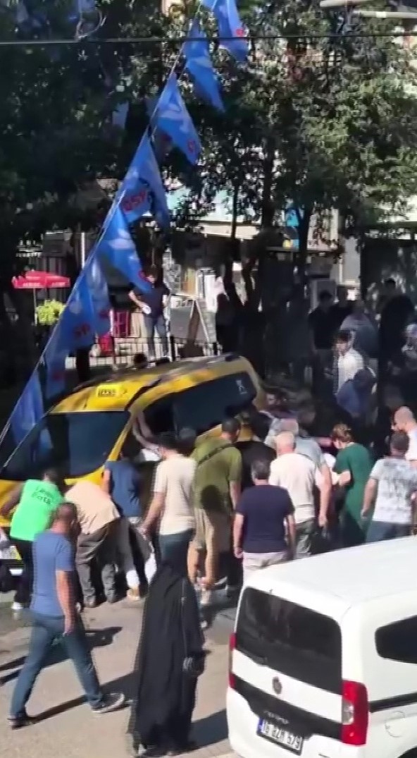 genc avukat taksinin altinda kaldi cok sayida kisi cikarmak icin seferber oldu 3 jnNveKyp