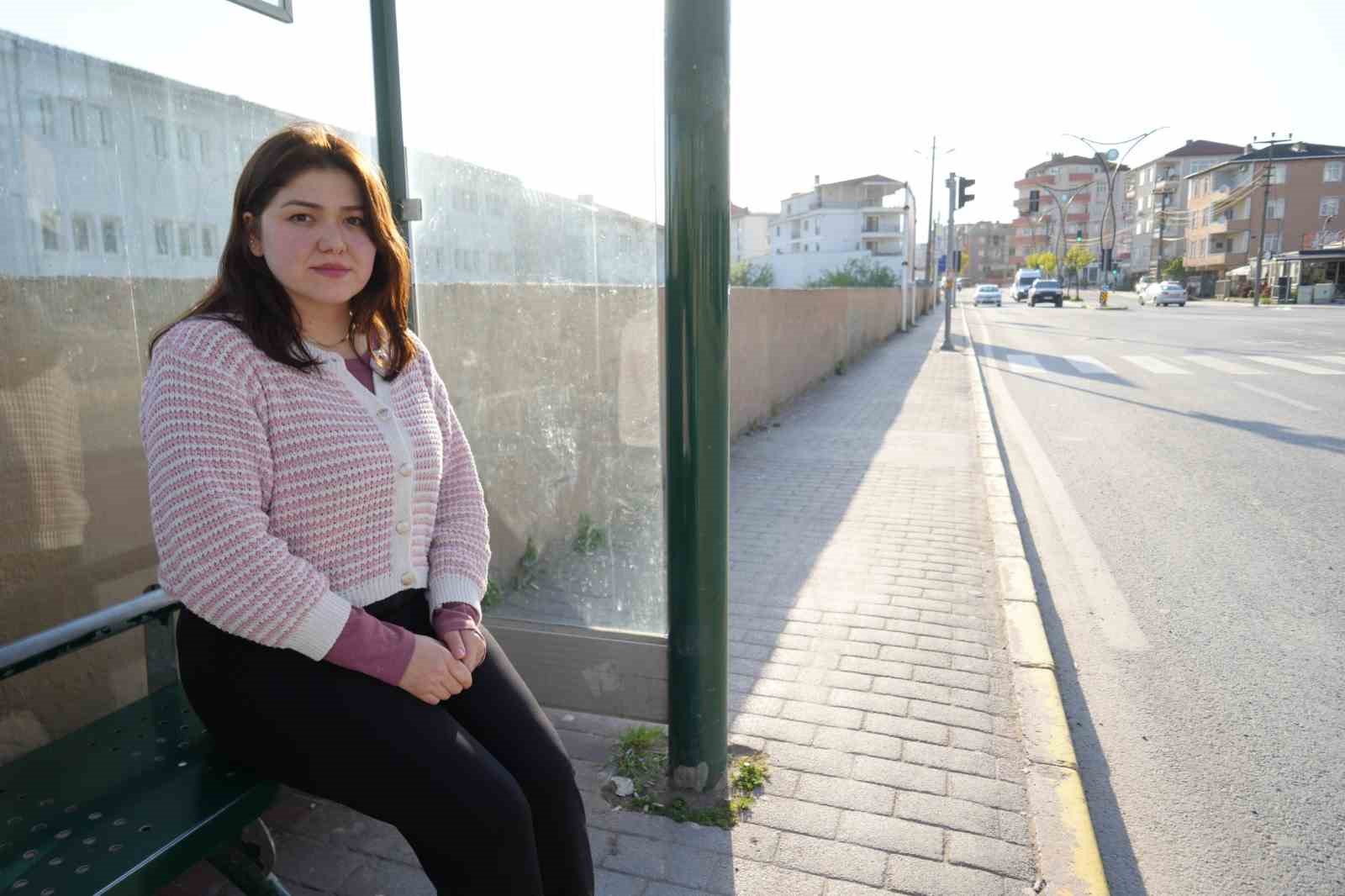 genc kadin durakta tacizciyi saniye saniye kaydetti ben hovardayim hovarda 1 WDf6UNmC
