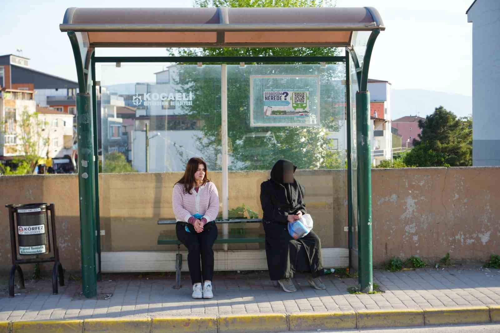 genc kadin durakta tacizciyi saniye saniye kaydetti ben hovardayim hovarda 3 2f1uGylu