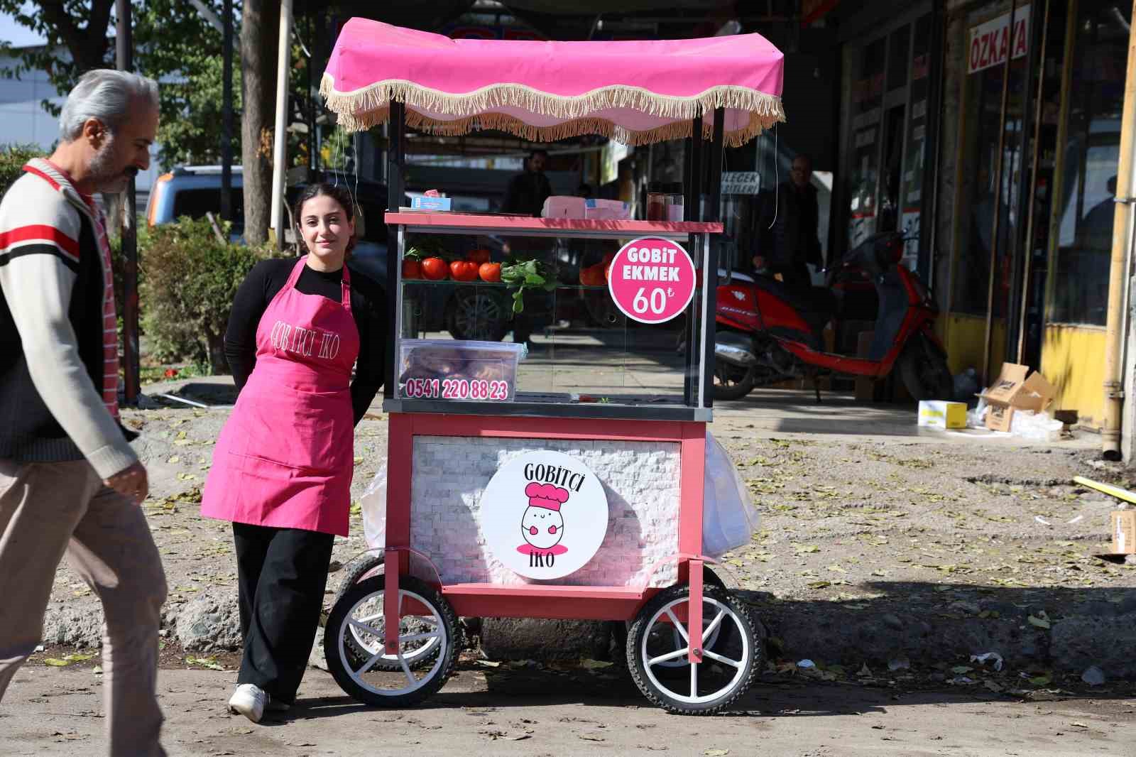 genc kadin girisimci pembe tezgahiyla sanayiye renk katti 1 bNqeMAWU