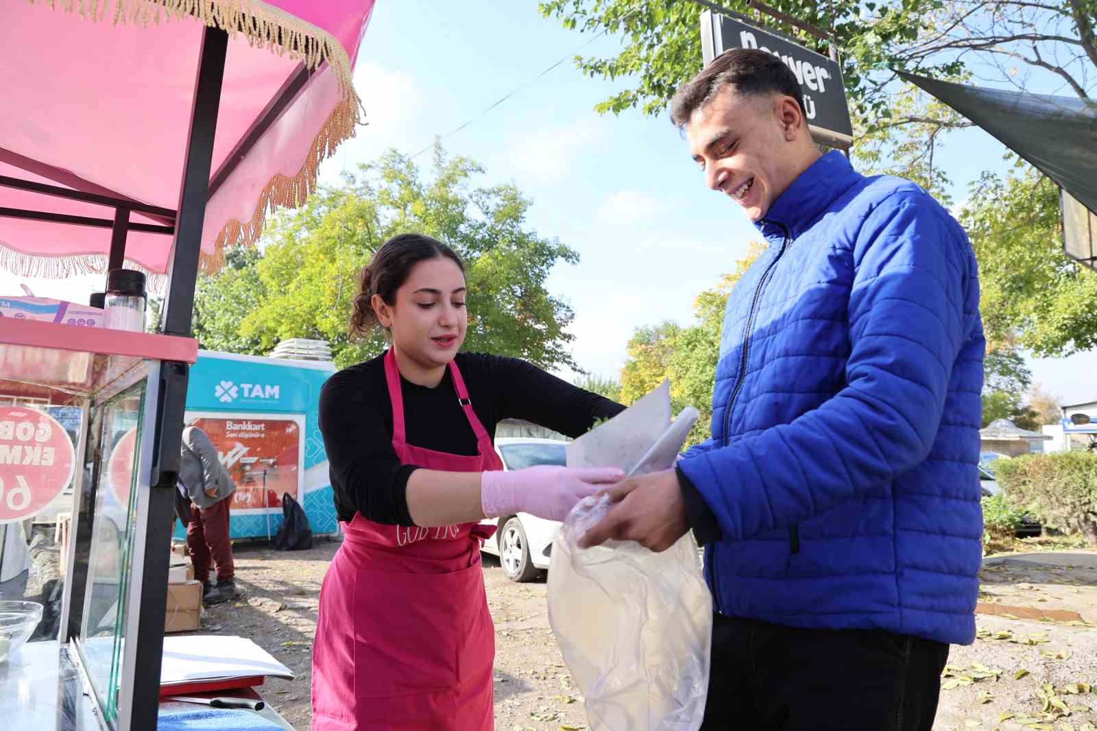 genc kadin girisimci pembe tezgahiyla sanayiye renk katti 3 QettJ3uC