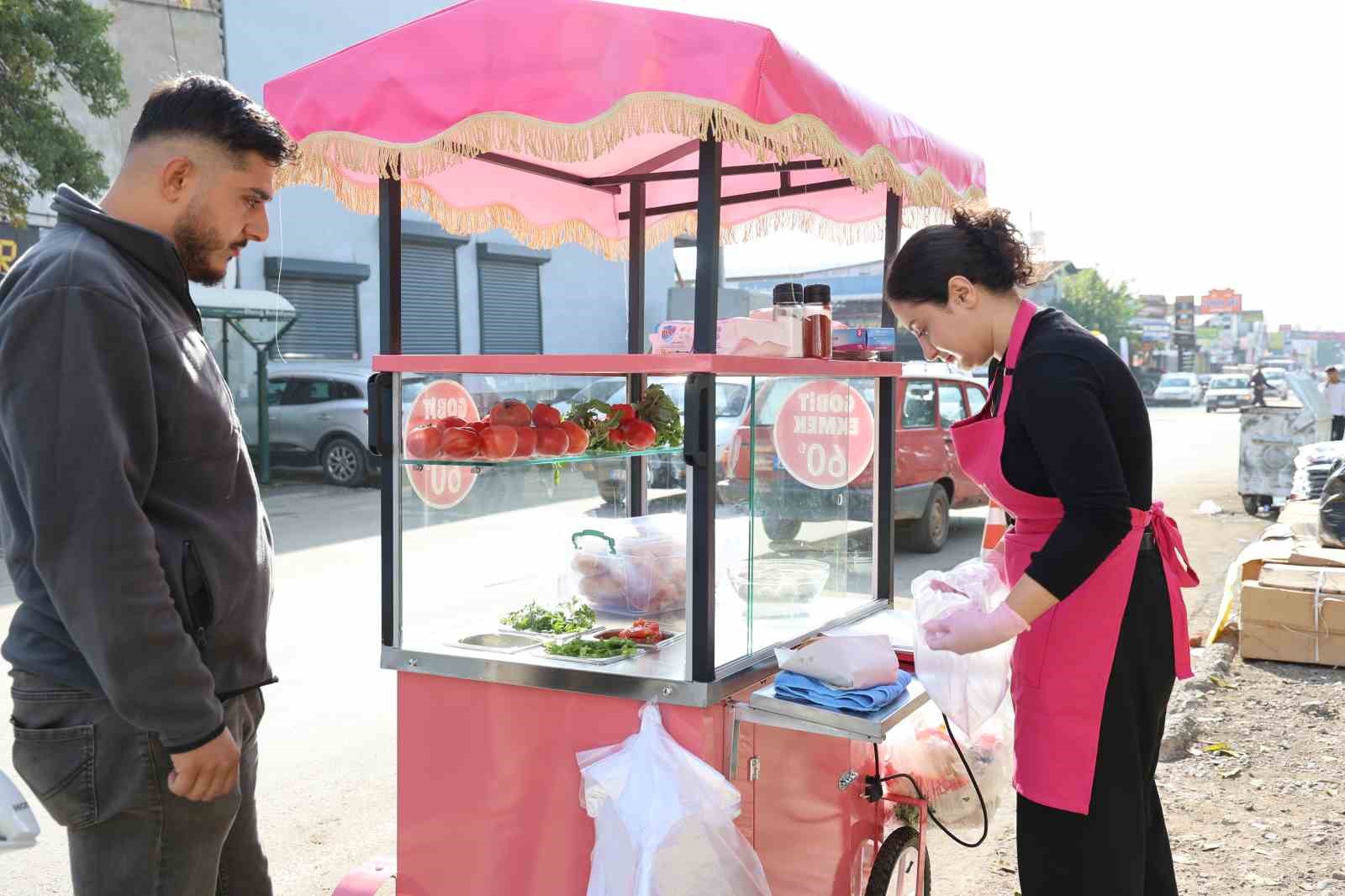 genc kadin girisimci pembe tezgahiyla sanayiye renk katti 4 8Q55Yeg3