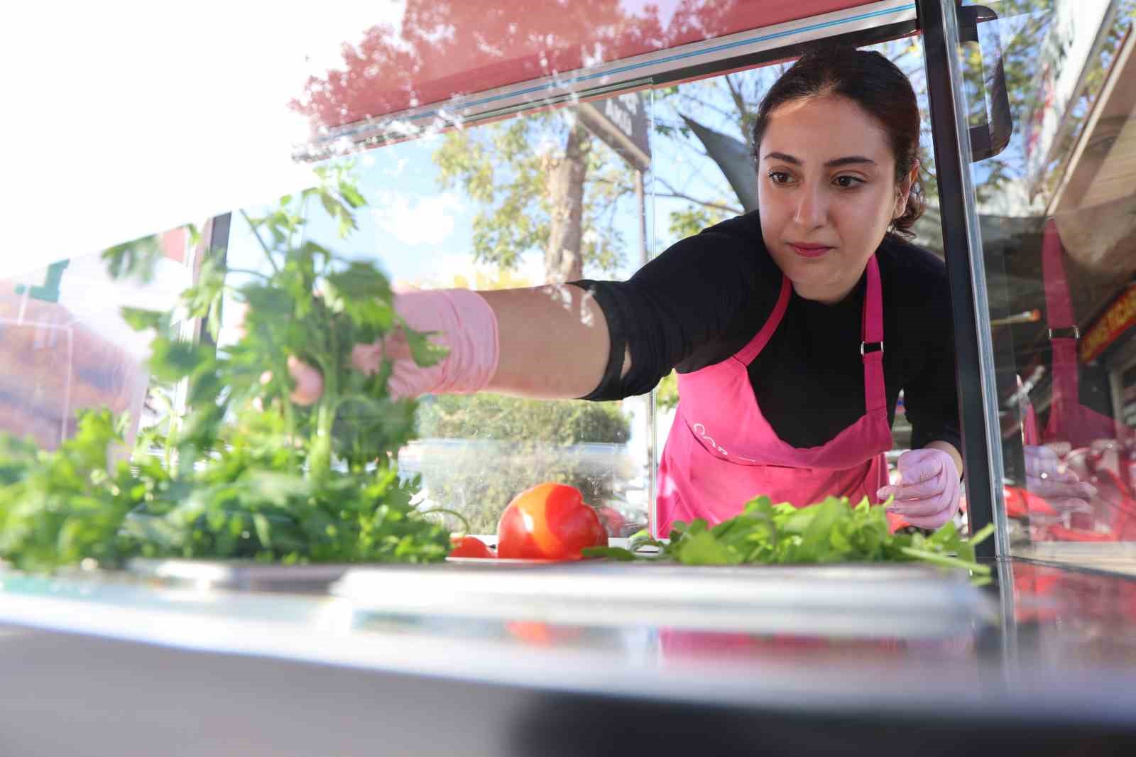 genc kadin girisimci pembe tezgahiyla sanayiye renk katti 5