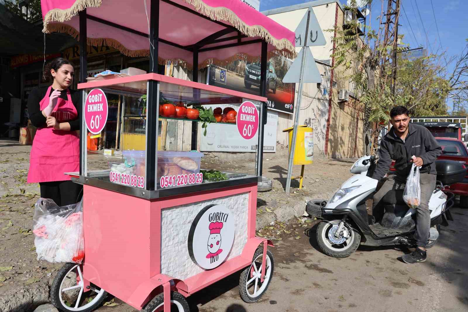 genc kadin girisimci pembe tezgahiyla sanayiye renk katti 8 z3TPJ9NB