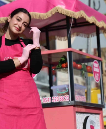 genc-kadin-girisimci-pembe-tezgahiyla-sanayiye-renk-katti-9nJhsWSV.jpg