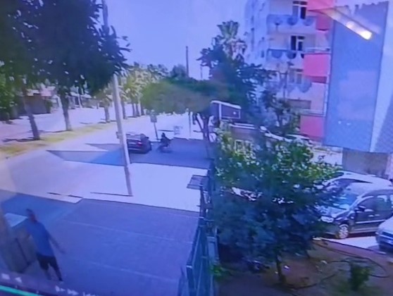 genc kadini cocugunun yaninda hem dovduler hem de videoya cektiler 0 LnSZbyT9