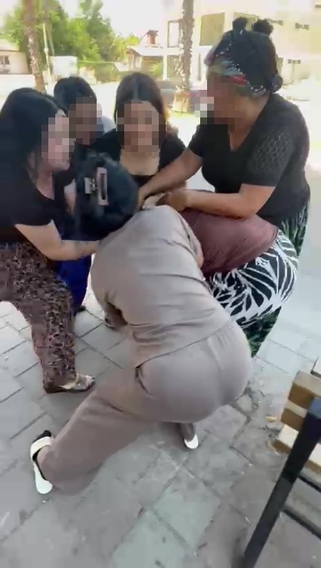 genc kadini cocugunun yaninda hem dovduler hem de videoya cektiler 2 R7EiYOpV