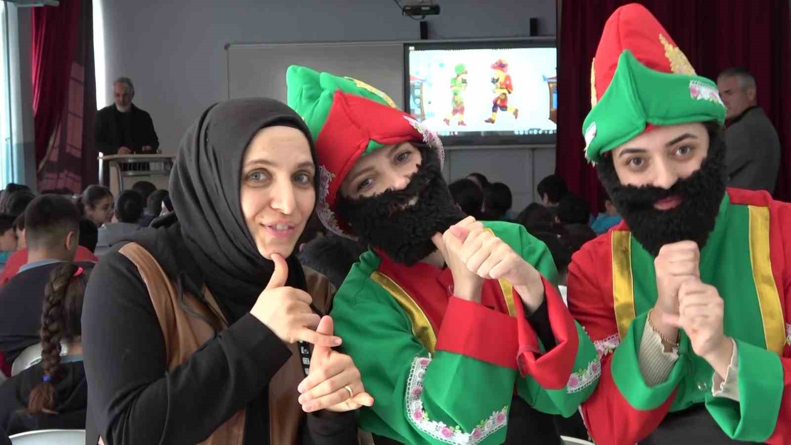 genc kadinlar karagoz ile hacivat olup k bede hacilar ilahisini isaret diliyle sahneledi 0 BzeOrgnK