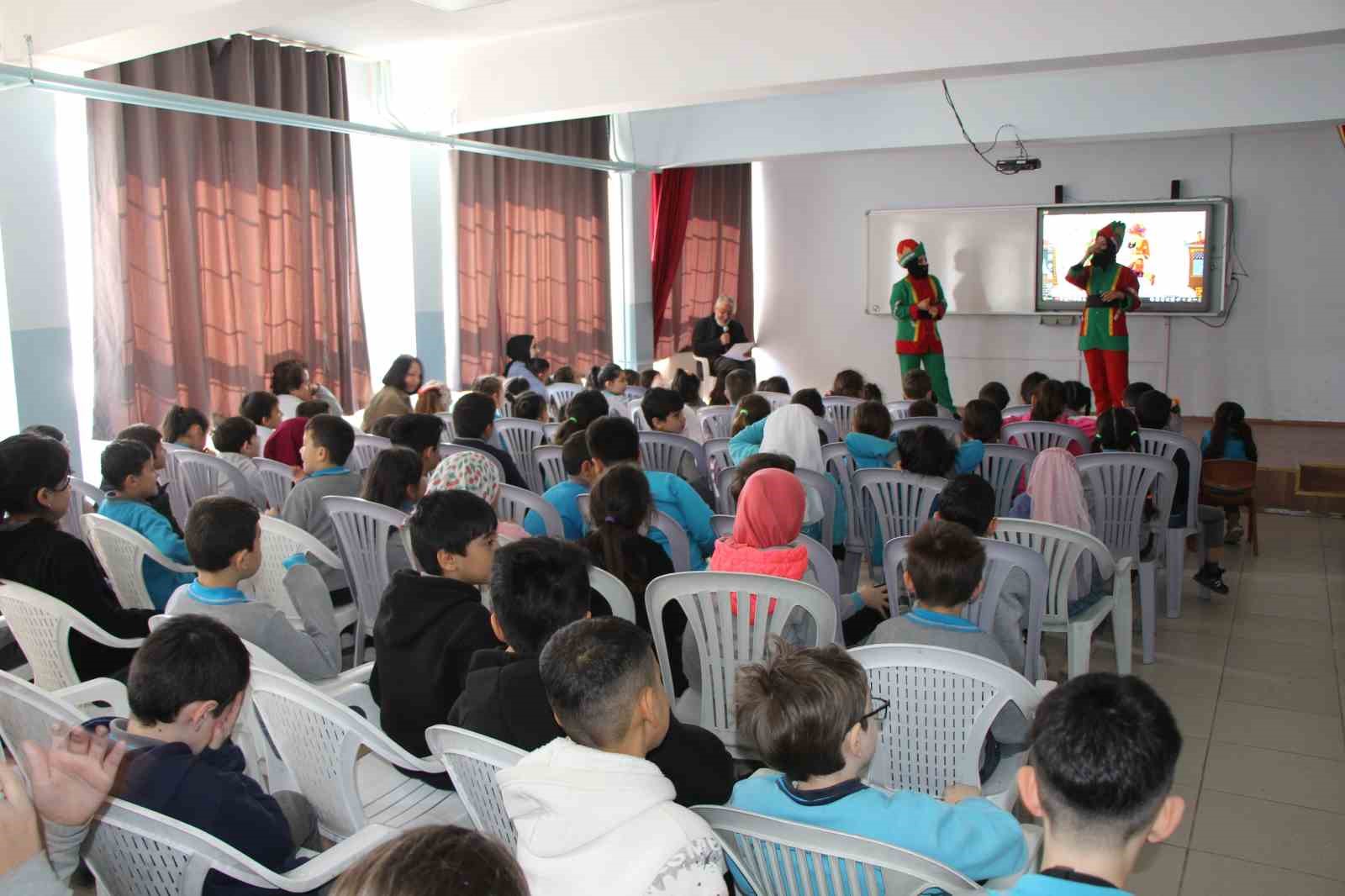 genc kadinlar karagoz ile hacivat olup k bede hacilar ilahisini isaret diliyle sahneledi 10 lCZQUdnp