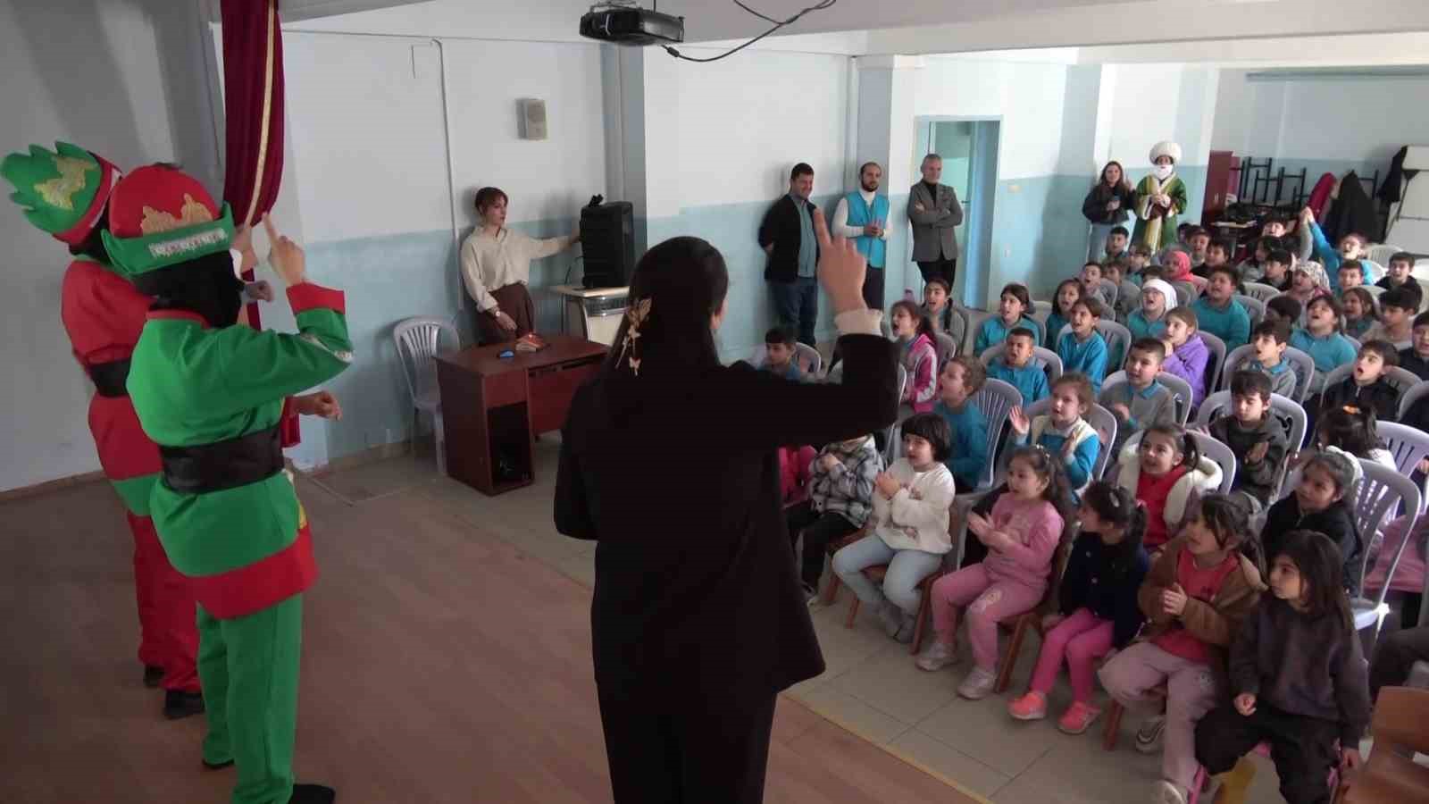 genc kadinlar karagoz ile hacivat olup k bede hacilar ilahisini isaret diliyle sahneledi 11
