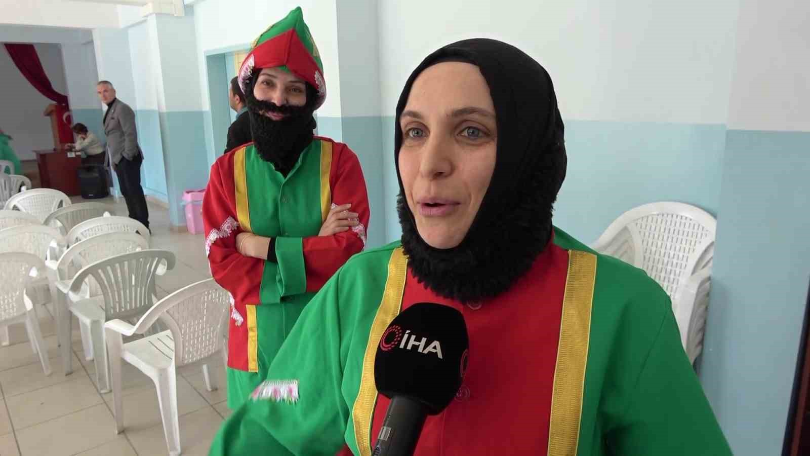 genc kadinlar karagoz ile hacivat olup k bede hacilar ilahisini isaret diliyle sahneledi 13 ntLz8zRD