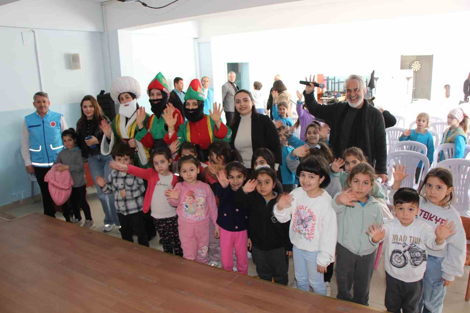 genc kadinlar karagoz ile hacivat olup k bede hacilar ilahisini isaret diliyle sahneledi 3 RWT2vrdX
