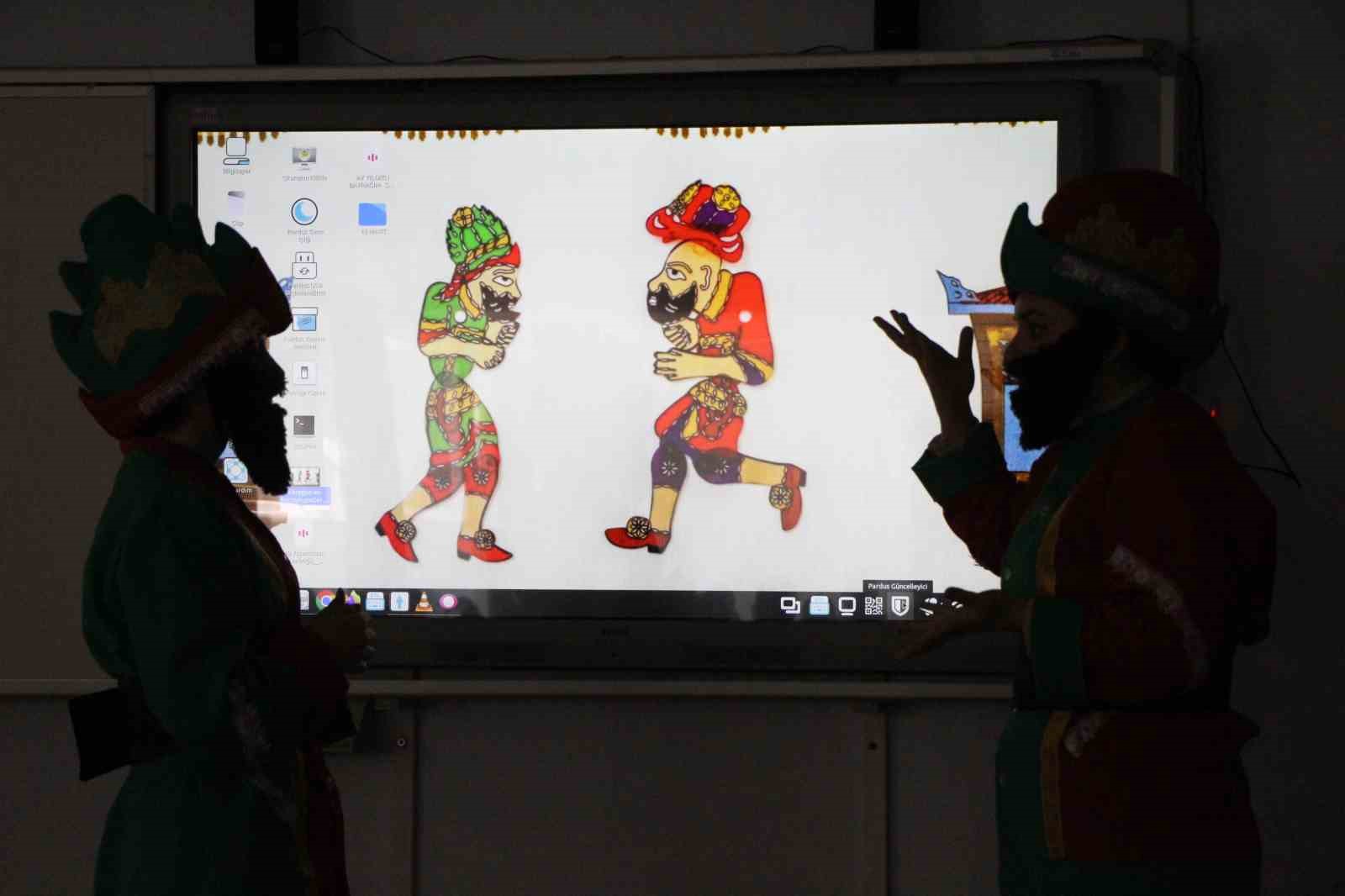 genc kadinlar karagoz ile hacivat olup k bede hacilar ilahisini isaret diliyle sahneledi 5 SBi7gHGA