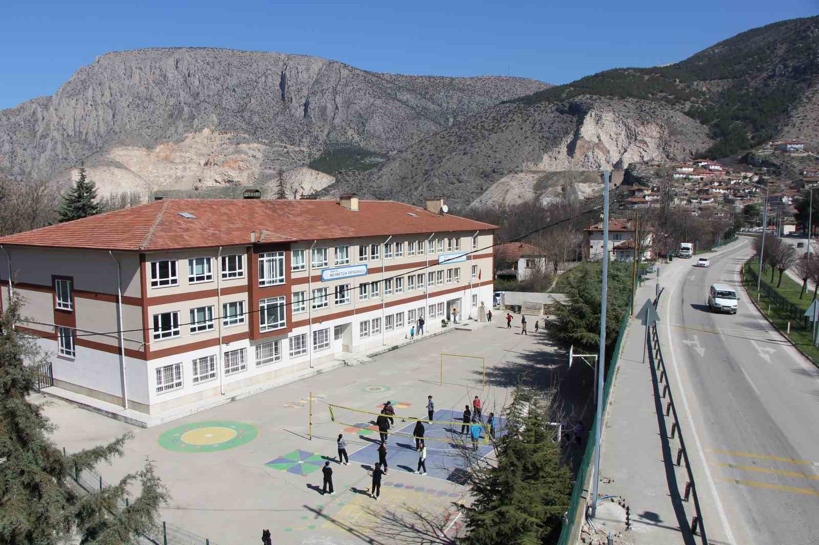 genc kadinlar karagoz ile hacivat olup k bede hacilar ilahisini isaret diliyle sahneledi 7 KbcM29A3