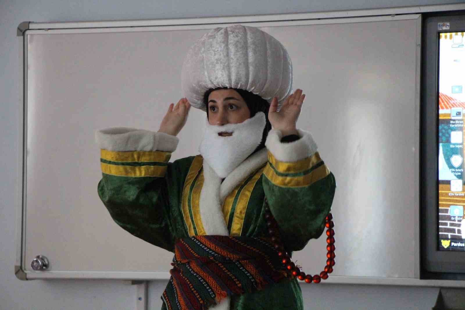 genc kadinlar karagoz ile hacivat olup k bede hacilar ilahisini isaret diliyle sahneledi 9 376NKv9F