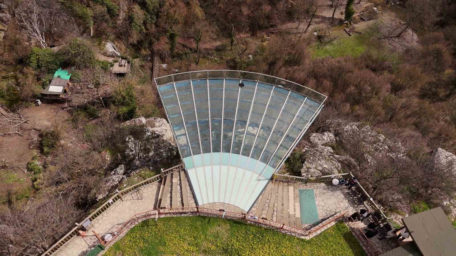 genc kiz 80 metre yuksekligindeki cam terastan kendini bosluga birakti 2 De7ijOF8