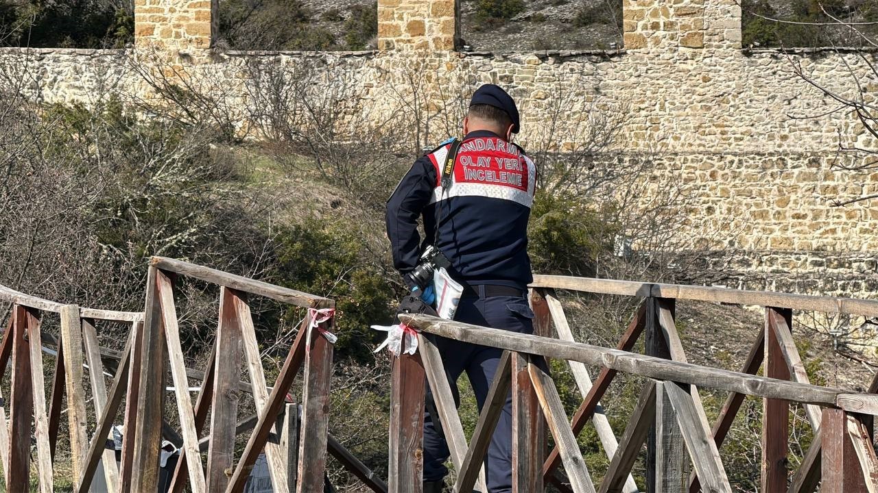 genc kiz 80 metre yuksekligindeki cam terastan kendini bosluga birakti 5 WhgVvdXj