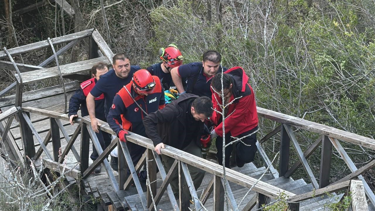genc kiz 80 metre yuksekligindeki cam terastan kendini bosluga birakti 7 srvfPPln