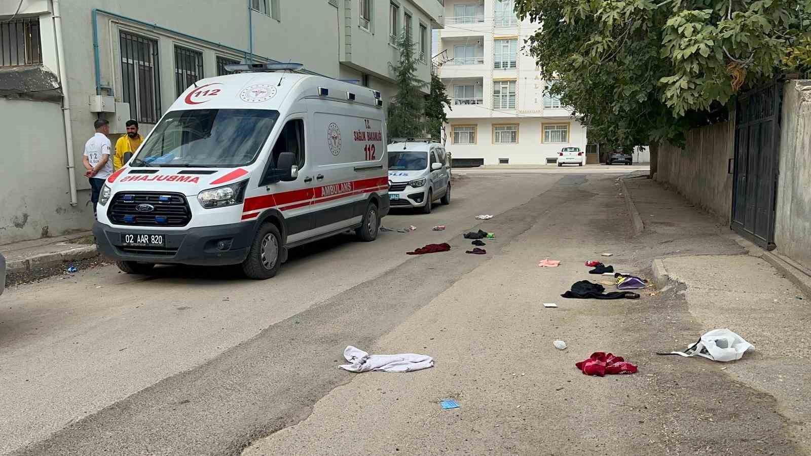 genc kiz sokak ortasinda yumruklu ve tekmeli saldiriya ugradi 2 fr2IgmqZ