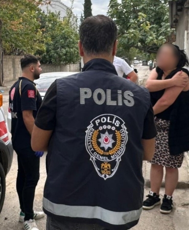 genc-kiz-sokak-ortasinda-yumruklu-ve-tekmeli-saldiriya-ugradi-5MaS6EW2.jpg
