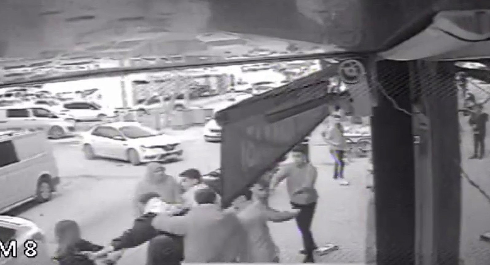 genc kizlara el kol hareketi yumruklu kavgayla sona erdi 1 R9lPwHSV