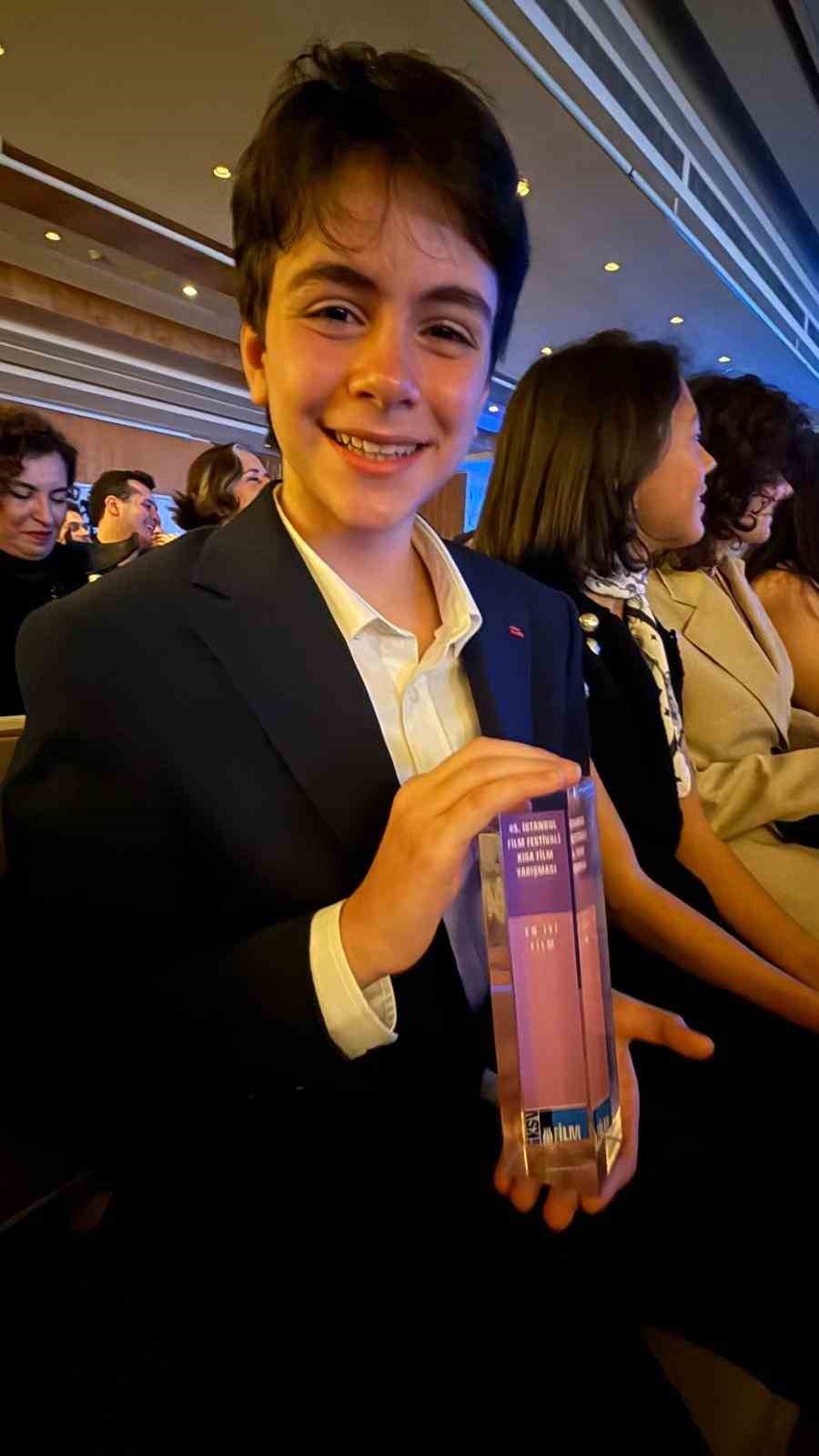 genc oyuncu mustafa konakin basrolunde yer aldigi yercekimi ne odul 2