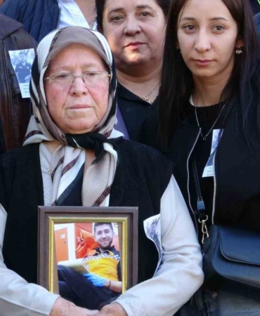 genc-paramedik-sigara-isteme-bahanesiyle-gasp-ve-darp-edilip-olduruldu-anne-durusmaya-oglunun-fotografiyla-DrEXKVGE.jpg
