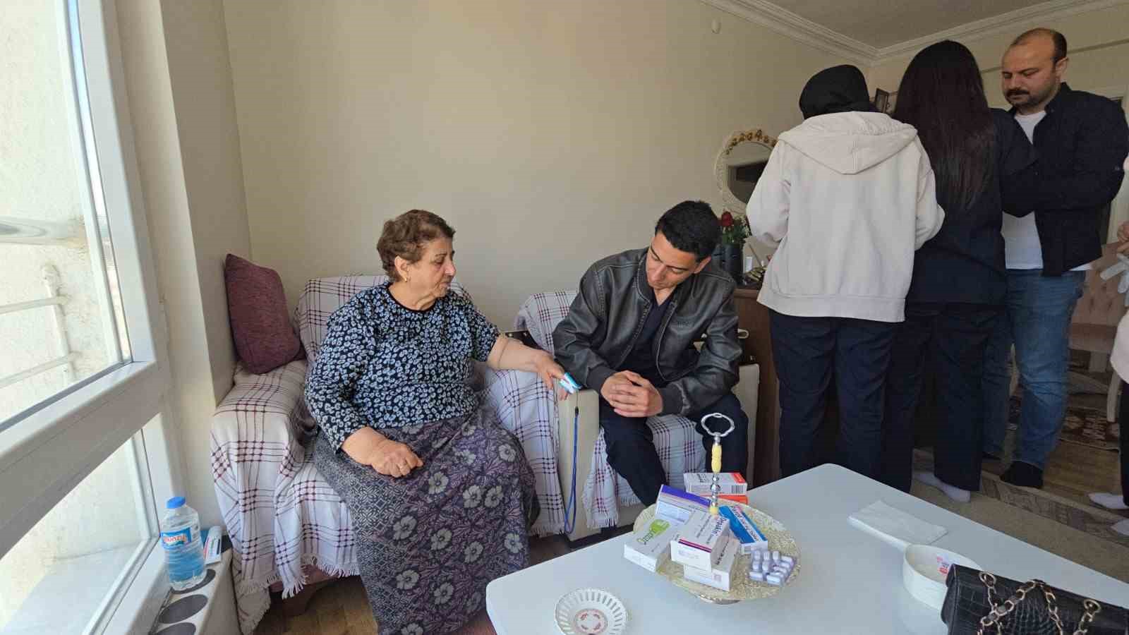genc saglikcilar ev ev giderek kronik hastalarin takibini yapiyor 0 XaRLX9zZ