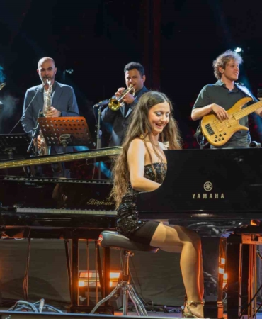 genc-turk-muzisyen-su-yavuz-turkiyedeki-ilk-konserini-verdi-k5ES4Ywi.jpg