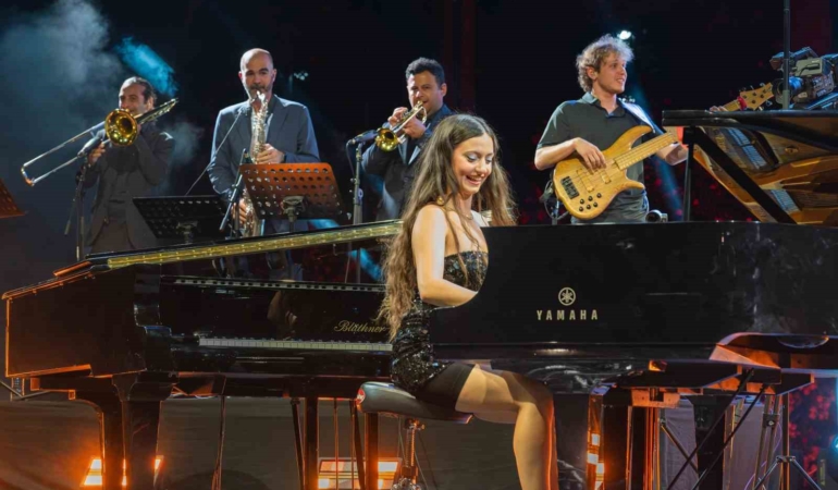 genc-turk-muzisyen-su-yavuz-turkiyedeki-ilk-konserini-verdi-k5ES4Ywi.jpg