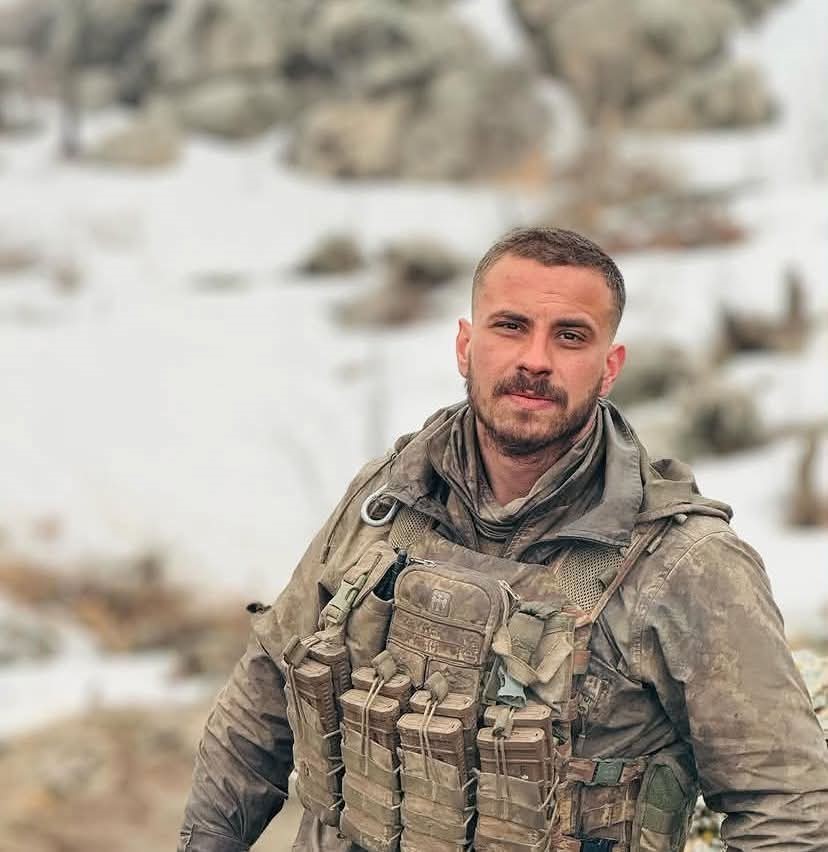 Genç uzman çavuş, gözyaşlarıyla son yolculuğuna uğurladı 6 genc uzman cavus gozyaslariyla son yolculuguna ugurladi 2 DMgvJGde