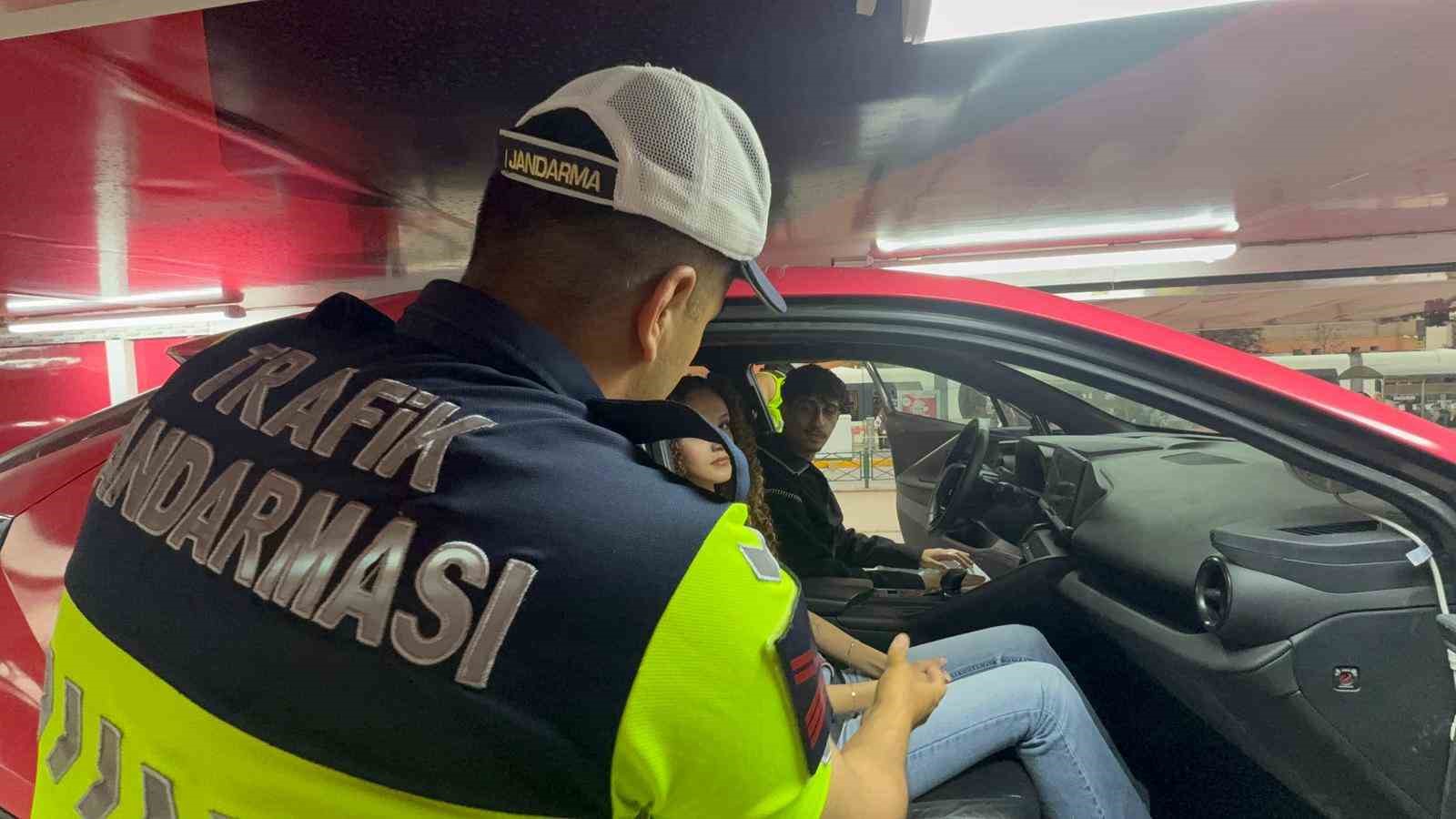 Gençler emniyet kemerinin önemini atılan takla sonrası anladı 6 gencler emniyet kemerinin onemini atilan takla sonrasi anladi 2 kvwTOdPs